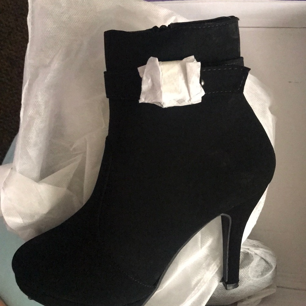 Size 8 women’s bootie never worn brand new
